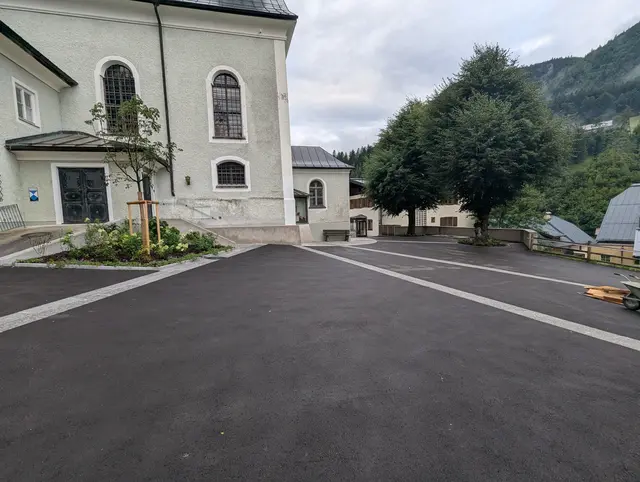 Auch der Kirchenvorplatz wurde im Zuge der Umbauarbeiten saniert.  | Foto: Gemeinde Annaberg-Lungötz