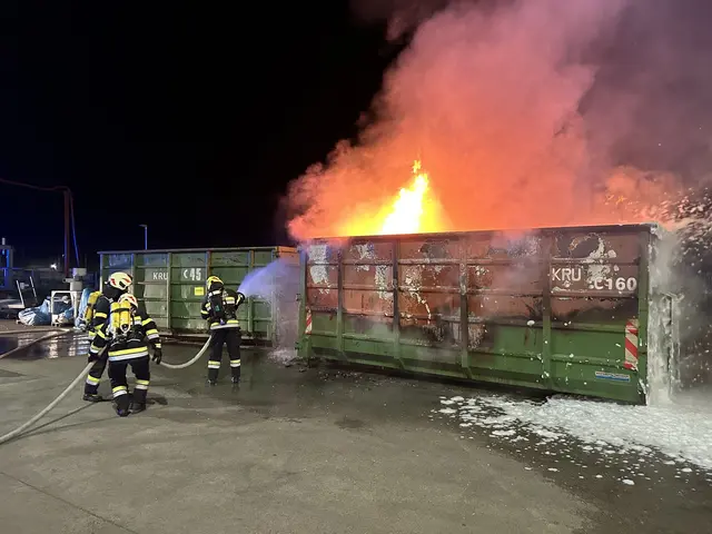 Ein mit Abfällen eines Extruders befüllter Container stand in Flammen. | Foto: Feuerwehr Völkermarkt