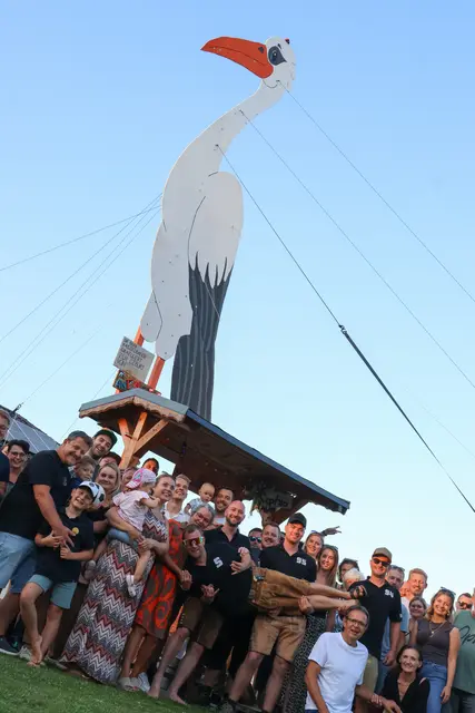 Mit seinen über zwölf Metern Höhe ist der Baby-Storch nicht nur rekordverdächtig, sondern wohl auch ein richtiger Hingucker in Holzhausen. | Foto: laumat.at
