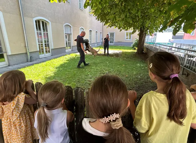 Die Hundevorstellung mit Baxter und Valerie begeisterte die Kids. | Foto: Polizei Salzburg