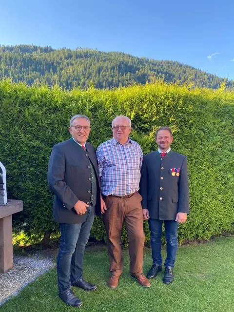 von links: Obmann Herbert Schilcher, Jubilar Kamerad Peter Maier, Subkassier Dominik Gruber | Foto: Kameradschaft Ramingstein