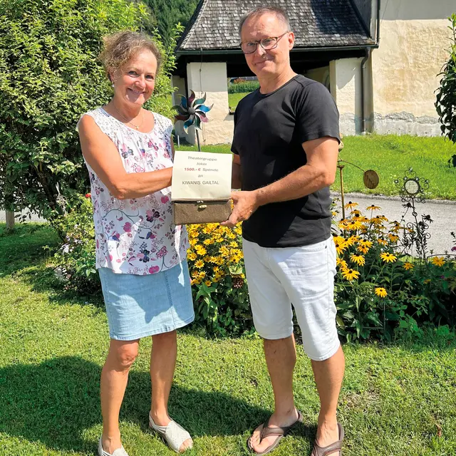 Die Theatergruppe Joker übergab eine Spende von 1.500 Euro an den Kiwanis Gailtal | Foto: Ingo Ortner