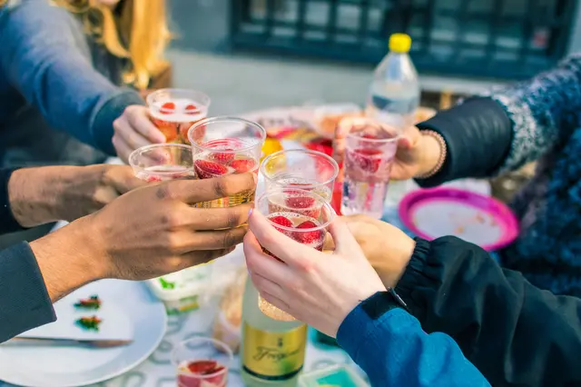 Bei einem der Drink x Paint Events werden die Teilnehmenden während dem Malen mit unterschiedlichen Drinks versorgt. (Symbolbild) | Foto: Unsplash/Shubhesh Aggarwal