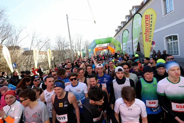 Läuferinnen und Läufer soweit das Auge reicht: Rekordteilnehmerfeld beim MeinBezirk-Silvesterlauf in Graz. | Foto: GEPA/Hans Oberländer