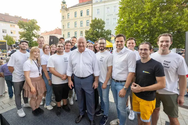 Das gesamte Bürgermeisterteam hat sich versammelt, um Bundeskanzler Christian Stocker willkommen zu heißen. | Foto: Tobias Hübl