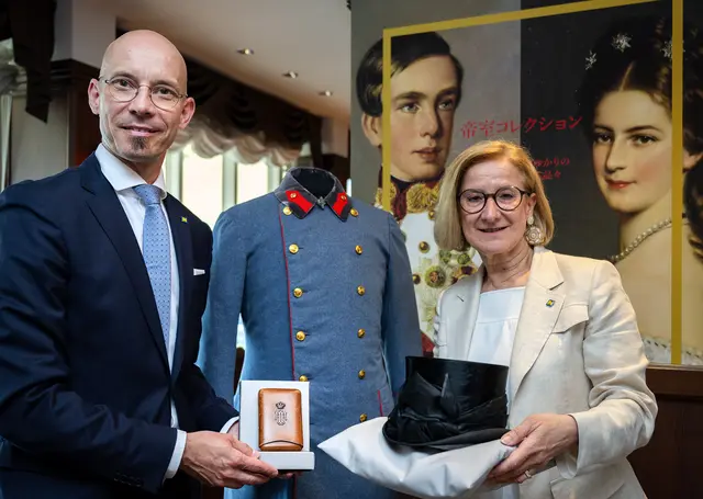 Drei Objekte der Habsburger durften zur Vorankündigung der Wanderausstellung mit nach Japan kommen: der Reithut von Kaiserin Elisabeth, der Bonjour-Rock von Kaiser Franz Joseph und ein Zigarrenetui von Thronfolger Erzherzog Franz Ferdinand. | Foto: NLK Pfeffer