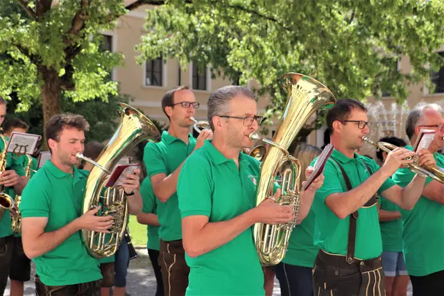 Die Floriani Blos spielt im Gastgarten der Stiftstaverne beim Dämmerschoppen. | Foto: Edith Ertl