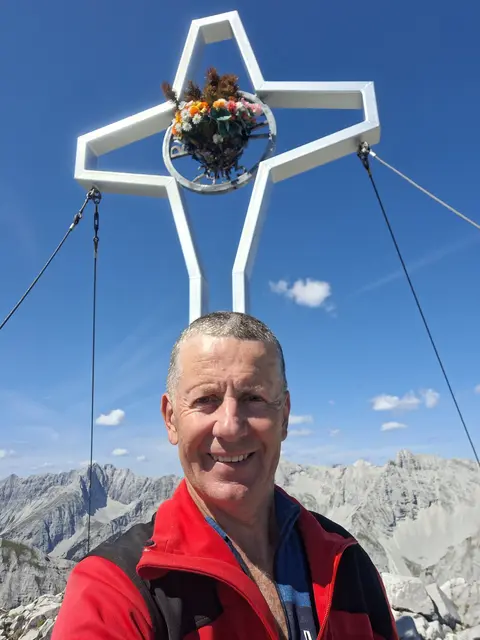 Der Thaurer Hans Hölbling dokumentierte seinen einzigartigen Aufstieg auf 2.454 Meter. | Foto: Hölbling