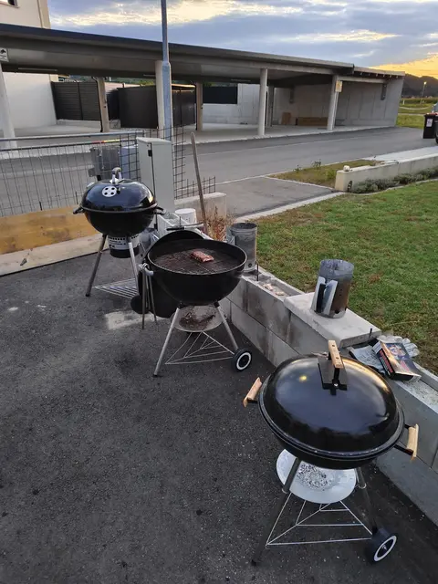Kugelgriller wurden aufgebaut. | Foto: Müller