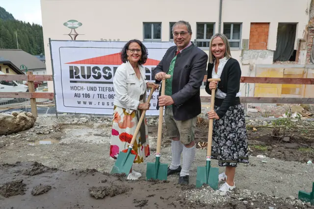 Der Spatenstich, unter anderem mit Landesrätin Daniela Gutschi (links), fand am 24. Juli 2024 statt. | Foto: Gemeinde Annaberg-Lungötz