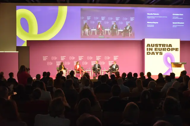 Moderatorin Sarah Wheaton begrüßte auch Claudia Plakolm, Christian Kern und Markus Beyrer (v.l.) auf der Bühne.  | Foto: Barbara Fluckinger