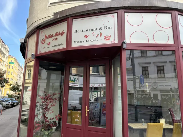 Auf dem klassischen Purpurrot findet man nun ein neues Logo. | Foto: Nathanael Peterlini/MeinBezirk