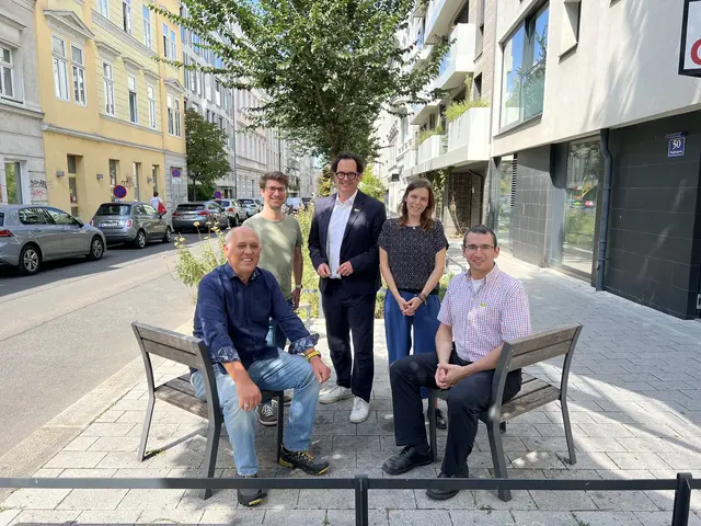 (v.l.) Stadtplaner Dieter Schwab von "Walk-Space", Neubaus Mobilitätsbeauftragter Dieter Komendera (Grüne), Bezirksvorsteher Markus Reiter (Grüne), Sophia Thiel von "Geht-Doch" und, Roland Romano von "Radlobby Wien". | Foto: BV7