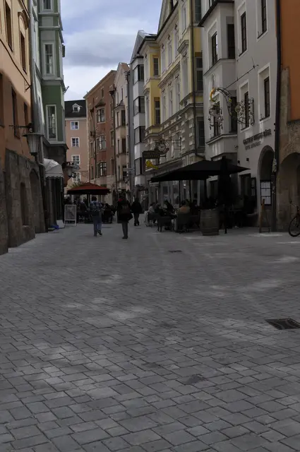 Wesentlich interessanter als das Goldene Dachl selbst findet Susanne Gurschler die neue Pflasterung in der Altstadt. Während in ein paar Jahren kaum jemand mehr darüber nachdenken wird, sind es eben die unscheinbaren Dinge, die ein Stadtbild ausmachen.
 | Foto: Susanne Gurschler