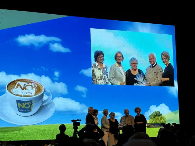 Dank gebührte auch Nowohradskys Gattin Monika. Und der scheidende Landesobmann schickte gleich eine Entschuldigung nach: "Ich werde jetzt öfter zu Hause essen und weil ich beim Kochen zwei linke Hände habe, musst das leider Du machen." | Foto: Sandra Schütz