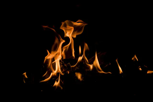 Ein Industriegebläse in einem Lagerraum hatte Feuer gefangen – der Brand verursachte erheblichen Sachschaden. (Symbolbild) | Foto: smarterpix