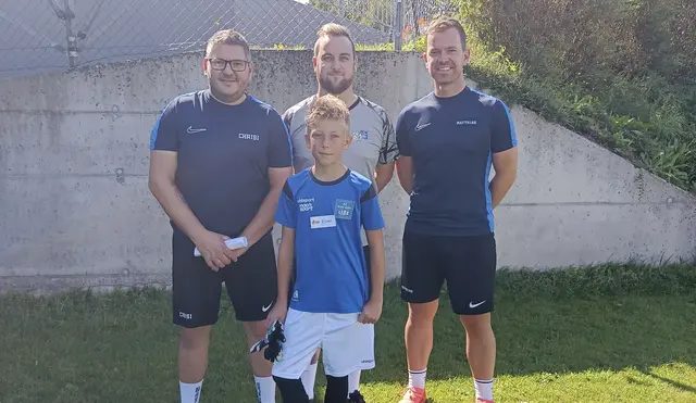 Christian Gassner, Benedikt Heigl und Matthias Starzer mit Elias Hiemetsberger aus Katsdorf, U12-Torhüter von Blau-Weiß Linz. | Foto: Keeperschool Mühlviertel