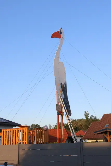 Mit seinen über zwölf Metern Höhe ist der Baby-Storch nicht nur rekordverdächtig, sondern wohl auch ein richtiger Hingucker in Holzhausen. | Foto: laumat.at