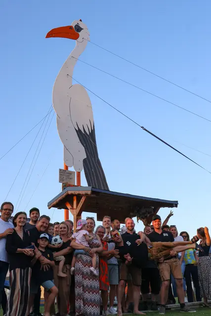 Mit seinen über zwölf Metern Höhe ist der Baby-Storch nicht nur rekordverdächtig, sondern wohl auch ein richtiger Hingucker in Holzhausen. | Foto: laumat.at