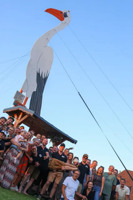 Mit seinen über zwölf Metern Höhe ist der Baby-Storch nicht nur rekordverdächtig, sondern wohl auch ein richtiger Hingucker in Holzhausen. | Foto: laumat.at