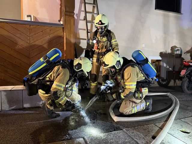 Im Freien konnte der Akku von den Feuerwehrleuten gelöscht werden.  | Foto: ZOOM-Tirol