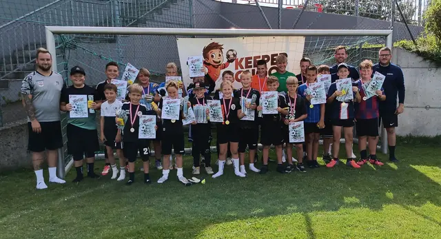Die Trainer Benedikt Heigl, Matthias Starzer und Christian Gassner mit den 22 jungen Goalies beim Sommercamp auf der Anlage von Unon Münzbach. | Foto: Keeperschool Mühlviertel