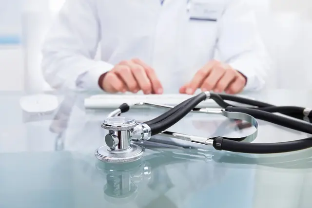 Der Ärztenotdienst ist nur für akute Beschwerden gedacht. | Foto: Smarterpix/AndreyPopov