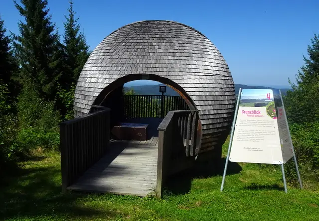 Sechs Info-Stationen liegen auf dem Erlebnisweg, hier beim "Grenzblick"