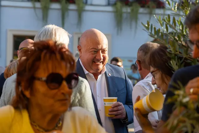 Wieder zuhause: Bundeskanzler Christian Stocker (ÖVP), "Vater" von "Fassl fürs Gassl". | Foto: Tobias Hübl