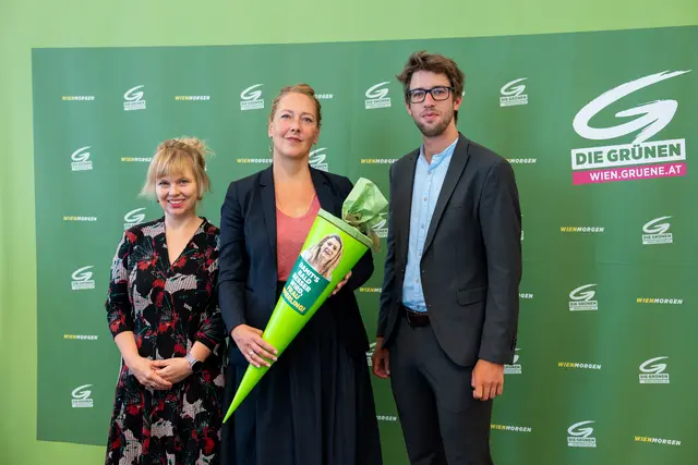 Die Wiener Grünen präsentieren eine grüne Schultüte voller Vorschläge für Bildungsstadträtin Bettina Emmerling (Neos). | Foto: MeinBezirk/Valentina Marinelic