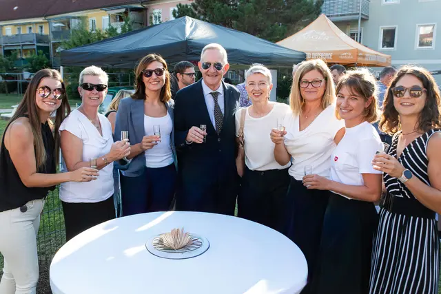 Vierter von links - Harald Repar, CSE (Kaufmännischer Geschäftsführer LWBK), Vierte von rechts - Landeshauptmann-Stellvertreterin Gaby Schaunig (Eigentümervertreterin), Mitarbeiterinnen