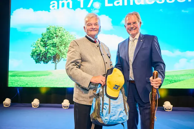  Herbert Nowohradsky übergibt den Rucksack und den Wanderstock an den neu gewählten Landesobmann Carlo Wilfing. | Foto: NÖs Senioren/Gleiß