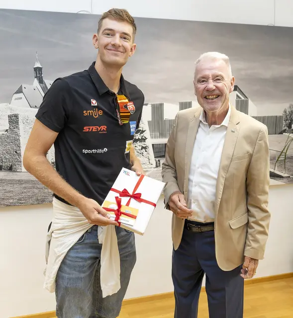 Beachvolleyballer Timo Hammarberg und Bürgermeister Klaus Schneeberger. | Foto: Stadt Wiener Neustadt/Weller