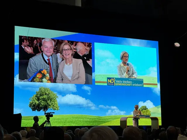 Die Seniorinnen und Senioren haben das Fundament aufgebaut, auf dem wir heute stehen – sagt Landeshauptfrau Johanna Mikl-Leitner und dankt Werner Nowohradsky für seinen unermüdlichen Einsatz. | Foto: Sandra Schütz