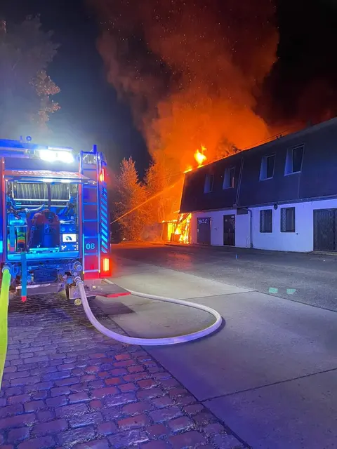 Unmittelbar neben einem alten Gasthaus kam es zum Vollbrand eines Lagerplatzes. | Foto: Stadt Wien - Feuerwehr