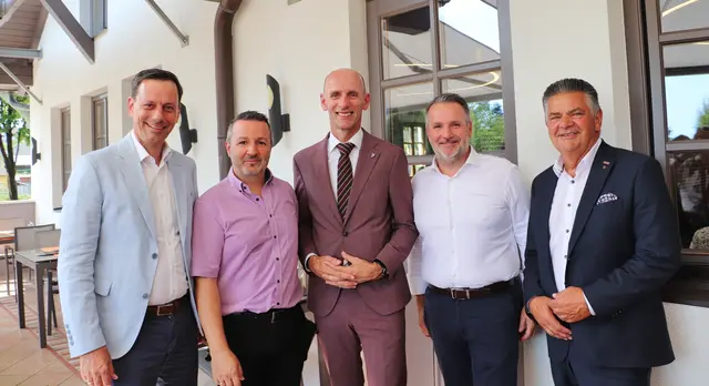 Die Mittagspause genossen LR Willibald Ehrenhöfer (Bildmitte), NAbg. Ernst Gödl und Michael Hohl/WKO beim Urdlwirt in Premstätten samt kulinarischem Gespräch mit dessen Gastronomen Herbert und Georg Reif.  | Foto: Edith Ertl