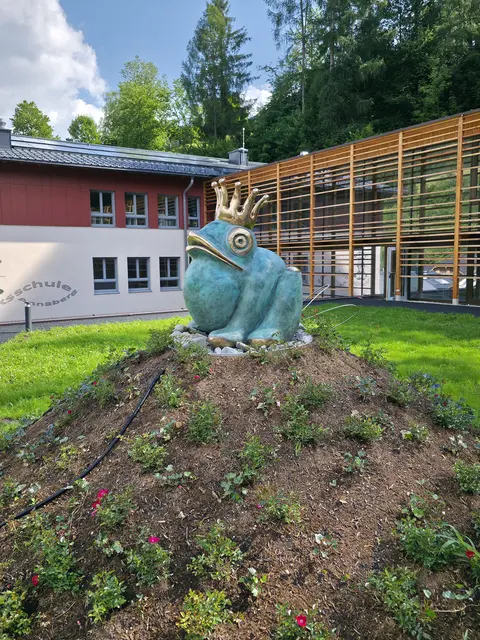 Der Froschkönig ziert nun den Vorplatz der renovierten Volksschule.  | Foto: Gemeinde Annaberg-Lungötz