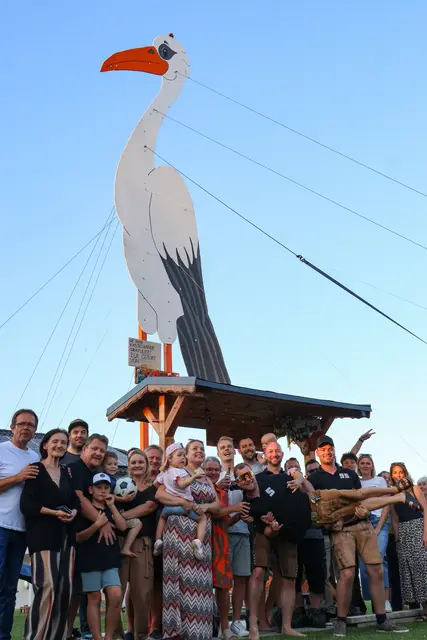 Mit seinen über zwölf Metern Höhe ist der Baby-Storch nicht nur rekordverdächtig, sondern wohl auch ein richtiger Hingucker in Holzhausen. | Foto: laumat.at