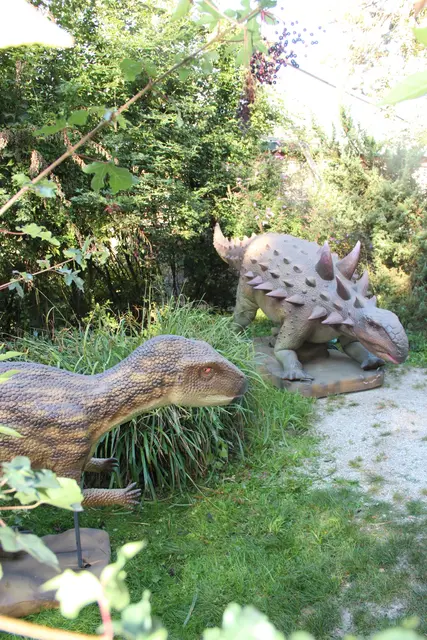 Der Struthiosaurus austriacus, der im heutigen Niederösterreich gelebt haben soll, und der Mochlodon bereichern in Lebensgröße den Zoo Schmiding. | Foto: Zoo Schmiding / Sterns