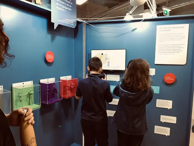 Mit einer Kinderrechte-Ausstellung in den Räumlichkeiten der Pädagogischen Hochschule will die Salzburger Kinder- und Jugendanwaltschaft (kija) junge Menschen stärken und für deren Rechte sensibilisieren. Bis 11. November 2025 können Schulklassen und außerschulische Gruppen ab zehn Jahren geführte Entdeckungsreisen und begleitende Workshops in der Ausstellung buchen.  | Foto: Andreas Paschon / PLUS Salzburg