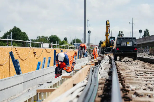 Auf der Stammstrecke wurden Bahnsteige verlängert, Gleise erneuert sowie Oberleitungen und Weichen getauscht. | Foto: ÖBB / Lukas Leonte