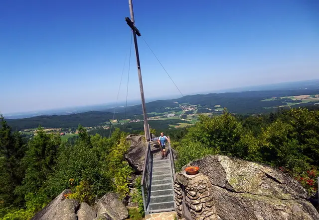 Gigi vor dem riesigen Gipfelkreuz