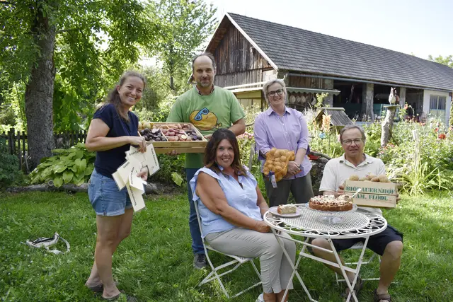 "Repica"-Bauern Daniela Pečnik, Marian Tomažej, Elisabeth und Friedrich Flödl (von links) und Obfrau Doris-Grit Schwarz vom Verein Lebensraum Petzenland-Peca (sitzend) | Foto: MeinBezirk.at