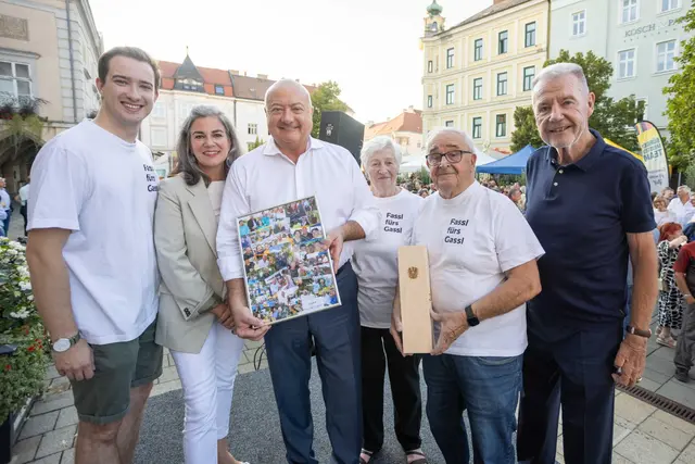 Zur Erinnerung bekam Christian Stocker (Mitte) eine "Fotowand". Mit auf dem Bild u.a. Sohn Clemens Stocker (für die ÖVP auch im Gemeinderat tätig), Verena Hanisch und Bürgermeister Klaus Schneeberger (ÖVP, re) | Foto: Tobias Hübl
