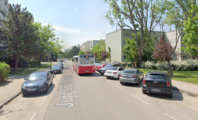 Nach einer nötigen Notbremsung im Bus der Linie 19A stürzte eine 82-jährige Frau. Zum Unfall kam es hier in der Jura-Soyfer-Gasse. (Archiv) | Foto: Screenshot Google Maps