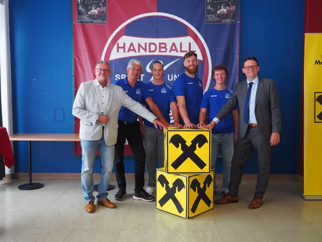 Saisoneröffnungs-Pressekonferenz der Leobener Handballer: Sportlicher Leiter Mike Rainer, Präsident Roberto Pacnik, Julian Scheer, Adrian Lombès Birkenheuer, Marian Schweiger, Raiba-Geschäftsleiter Matthias Zitzenbacher (v.l.) | Foto: Gaube