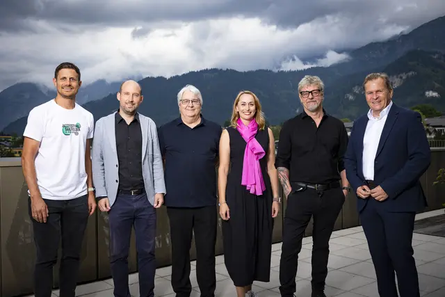 Vlnr.: Marco Pointner (GF Saalfelden Leogang Touristik GmbH), Landesrat und BGM von Fusch, Hannes Schernthaner, Wolfgang Hartl (Vorstand Kunsthaus Nexus), Daniela Neumayer (Produktionsleiterin Jazzfestival Saalfelden), Mario Steidl (Programmdirektor Jazzfestival Saalfelden) und Saalfeldens BGM Erich Rohrmoser.  | Foto: Matthias Heschel
