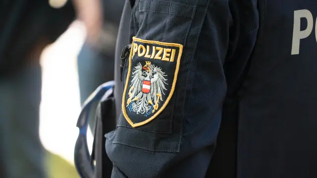 Die Tat wurde von einer Zeugin beobachtet, welche angab, dass sich die Beschuldigte und ein weiteres dabei anwesendes Mädchen danach über die Herrengasse in Richtung Ursulinengasse entfernten (Symbolfoto) | Foto: stock.adobe.com/at/CreativeIvan