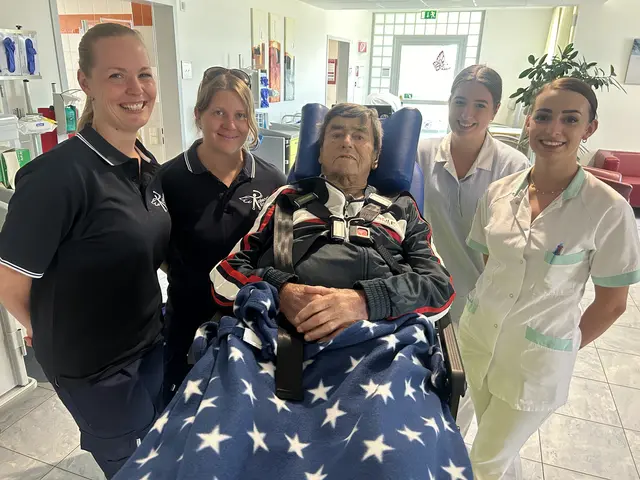 Dank des Welser Vereins "Rollenden Engel" konnte der Palliativpatient Josef noch einmal den geliebten Garten in seinem Zuhause besuchen. | Foto: Rollende Engel