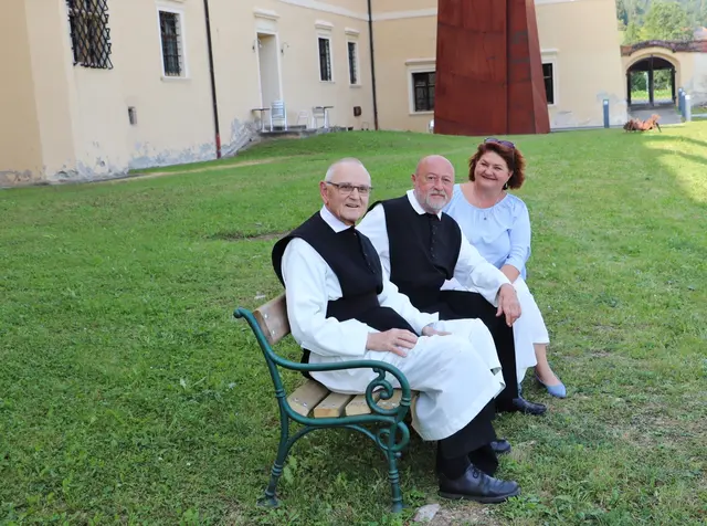 Erstes Probesitzen am Pater August Janisch-Bankerl: Doris Dirnberger, Pater August und Prior Pater Martin Höfler.  | Foto: Edith Ertl